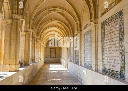 Dans la prière du Seigneur de passage interne de l'église du Pater Noster, Jérusalem, Israël. Banque D'Images