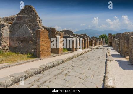Rue principale à l'ancienne ville romaine de Pompéi, qui a été détruit et enterré par ash lors de l'éruption du Vésuve, Italie. Banque D'Images