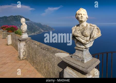 Statues blanches décorer une terrasse de l'infini en mer au-dessus de la Villa Cimbrone à Ravello, Côte Amalfitaine, en Italie. Banque D'Images