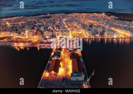 Vue aérienne du port et la ville de Thessalonique, Grèce nuit. Image prise avec une caméra drone action causant des distorsions et flou. Banque D'Images