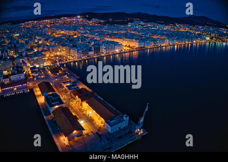 Vue aérienne du port et la ville de Thessalonique, Grèce nuit. Image prise avec une caméra drone action causant des distorsions et flou. Banque D'Images