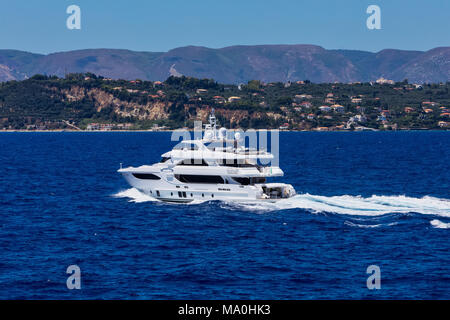 Grande salle motor yacht en mer Banque D'Images