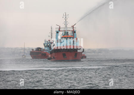 Thessalonique, Grèce - le 7 octobre 2017 : les navires d'incendie s'éteint au cours de l'eau jette sur un feu dans un exercice qui a eu lieu dans le port de Thessalonique Banque D'Images