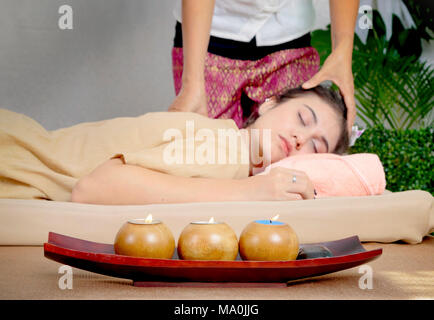 Young Asian woman recevant un massage thaïlandais de la tête Banque D'Images