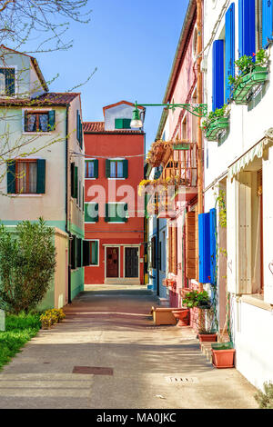 La lumière du jour vue d'une rue de ville avec des bâtiments colorés. Ombre et soleil. Place pour le texte. Burano, Italie Banque D'Images