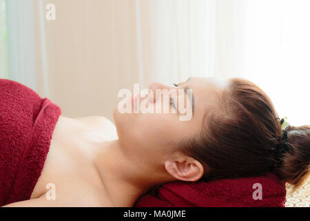 Belle femme se spa massage relaxant Banque D'Images
