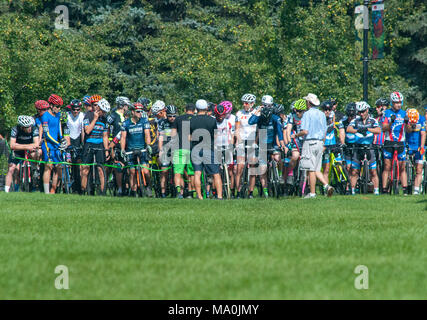 Les cyclistes s'aligner au départ d'un cycle Cross dans Stanley Park, Calgary, Alberta. Banque D'Images