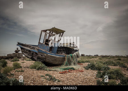 Un vieux bateau de pêche en bois abandonnés à Dungeness, dans le Kent, l'un de ces nombreux navires qui ont été laissés ici. Banque D'Images