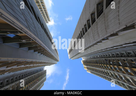 Aisan tall le logement public scènes dans Hong Kong Chine sous le ciel sans nuages bleu en bas, l'angle de la pollution dense Banque D'Images
