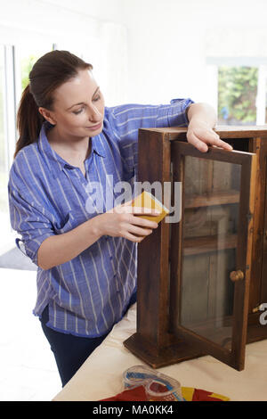 Femme à la maison de l'armoire en bois Upcycling Banque D'Images