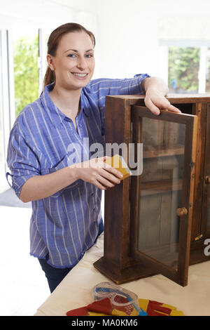 Portrait de femme à la maison de l'armoire en bois Upcycling Banque D'Images