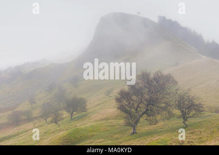 Retour Tor dans l'espoir d'une partie de la vallée le parc national de Peak District, vu à travers un voile de brouillard épais sur un matin de printemps en avril. Banque D'Images