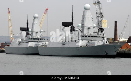 AJAXNETPHOTO. 25e Août, 2016. PORTSMOUTH, Angleterre. - DIAMOND DÉPLOYÉS - TYPE 45 DESTRPOYER HMS DIAMOND (D34) a été déployée à la Méditerranée début septembre AFIN DE LUTTER CONTRE LES PASSEURS AU LARGE DE LA CÔTE libyenne. Vu ici amarré à l'arrière du navire-jumeau le HMS DARING (D32) À LA BASE NAVALE. PHOTO:JONATHAN EASTLAND/AJAX REF:D162508 6043 Banque D'Images