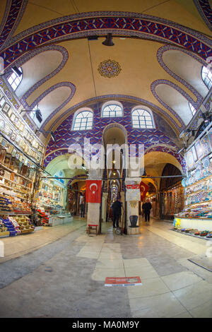 Istanbul, Turquie ; 13 mars 2018 : vue intérieure du marché aux épices avec lentille grand angle de l'œil de poisson Banque D'Images