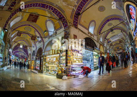 Istanbul, Turquie ; 13 mars 2018 : vue intérieure du marché aux épices avec lentille grand angle de l'œil de poisson Banque D'Images