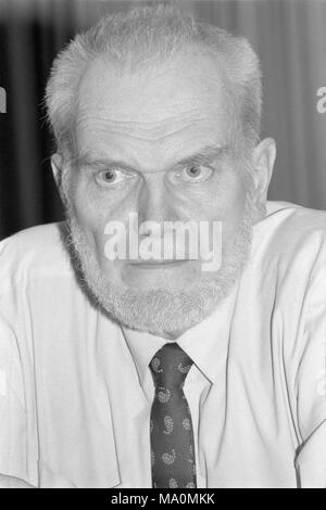 Moscou, Russie - le 23 juillet 1993 : Alexeï Vladimirovitch Yablokov, conseiller en environnement le président russe Boris Eltsine dans son bureau. Numérisation de film négatif noir et blanc. Banque D'Images