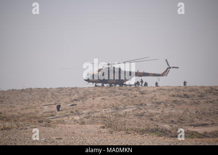 Des soldats afghans descendre d'un hélicoptère de transport Mi-17 de la Force aérienne afghane au cours d'un exercice dans le centre de formation militaire de Kaboul (KMTC). Banque D'Images