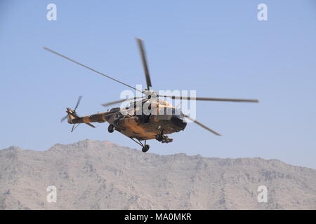 Un hélicoptère de transport Mi-17 de l'Afghan Air Force volant dans le ciel au cours de la centre de formation militaire de Kaboul (KMTC), au cours d'un exercice. Banque D'Images