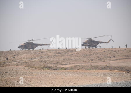 Des soldats afghans descendre de deux hélicoptères de transport Mi-17 de la Force aérienne afghane et sécuriser la zone lors d'un exercice d'entraînement dans le centre de formation militaire de Kaboul (KMTC). Banque D'Images