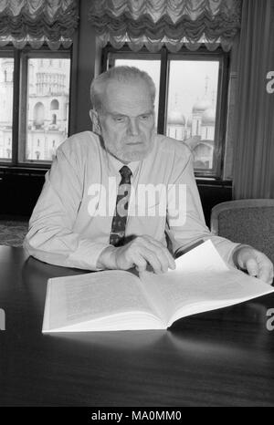 Moscou, Russie - le 23 juillet 1993 : Alexeï Vladimirovitch Yablokov, conseiller en environnement le président russe Boris Eltsine dans son bureau du Kremlin. Numérisation de film négatif noir et blanc. Banque D'Images