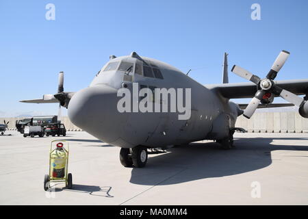 Un Lockheed C-130 Hercules de l'avion Afghan Air Force assis sur le tarmac de l'aéroport militaire de Kaboul. Banque D'Images