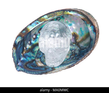 Crâne de quartz clair en arc-en-ciel brillant d'haliotide isolé sur fond blanc Banque D'Images
