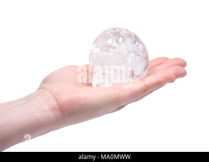 Main de jeune femme avec crâne quartz clair isolé sur fond blanc Banque D'Images