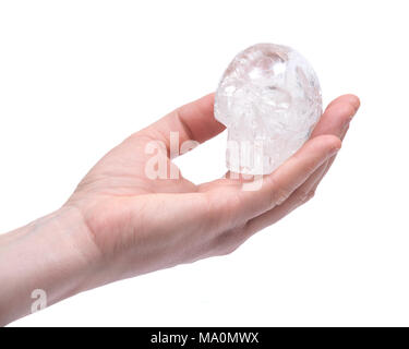 Main de jeune femme avec crâne quartz clair isolé sur fond blanc Banque D'Images