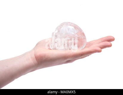 Main de jeune femme avec crâne quartz clair isolé sur fond blanc Banque D'Images