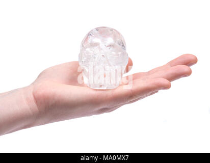 Main de jeune femme avec crâne quartz clair isolé sur fond blanc Banque D'Images