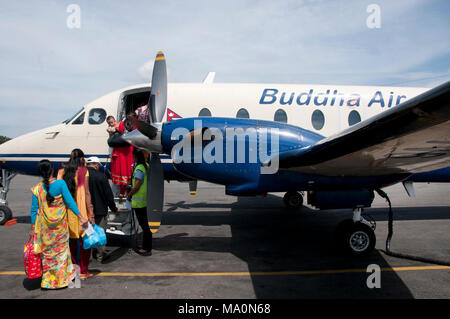 Népal 2014. Katmandou . Les passagers de monter à bord d'un avion Air Bouddha à propos de voler à Tumblintar. Banque D'Images