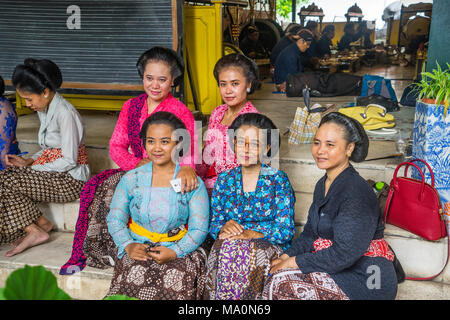 Les danseurs de la Cour après un spectacle culturel au Kraton Ngayogyakarta Hadiningrat, le palais de la sultanat de Yogyakarta, Java central, Indon Banque D'Images