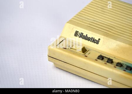 Vieux Modem US Robotics, ancien appareil pour la connexion internet. Banque D'Images