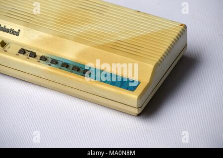 Vieux Modem US Robotics, ancien appareil pour la connexion internet. Banque D'Images