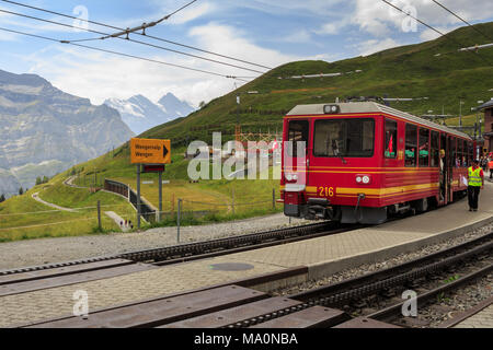 Kleine Scheidegg, Oberland Bernois, Suisse - 1 août 2017 : les touristes en prenant le train à Kleine Scheidegg au Jungfraujoch, haut de l'Europe.Le Ju Banque D'Images