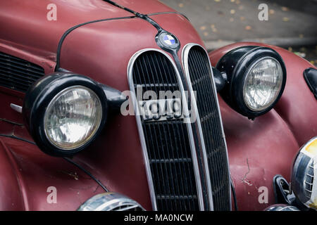 Moscou, Russie - le 26 août 2017 : voiture BMW Grill, hotte à l'aide de projecteurs et célèbre Logo, vintage auto, selectiv focus. Les véhicules à moteur rétro Banque D'Images