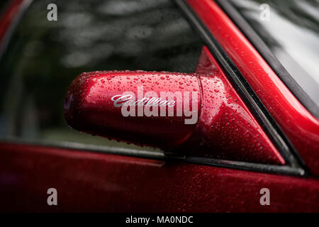 Moscou, Russie - le 26 août 2017 : vue arrière du miroir avec logo sur une voiture Cadillac rouge vintage close-up, selectiv focus. Voitures rétro festival. E des pluies Banque D'Images