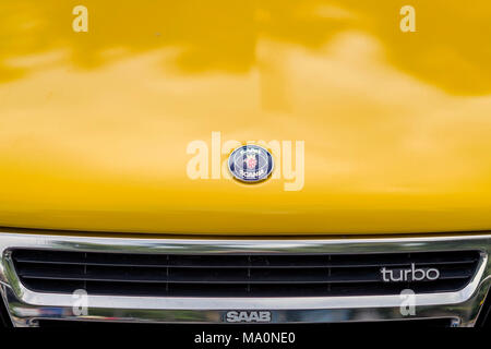 Moscou, Russie - le 26 août 2017 : Saab Scania logo sur voiture voiture vintage jaune close-up, selectiv focus. Festival de voitures rétro Banque D'Images