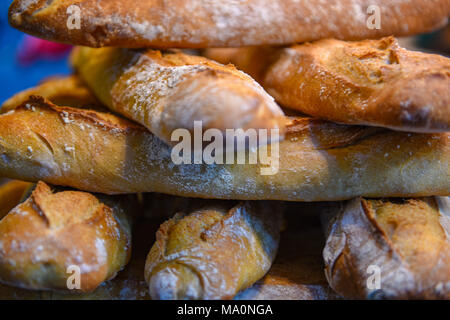 Du pain frais à la vente à un artisan ou boulangers boulangerie charcuterie ou à Borough Market de Londres. des petits pains artisanaux et des baguettes au levain. Banque D'Images