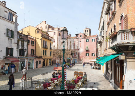 Campo Santa Maria Formosa, Cannaregio, Venise, Vénétie, Italie avec les touristes à manger dans un restaurant en plein air en hiver vue surélevée Banque D'Images
