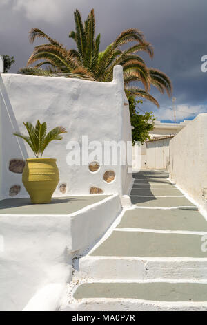 MILOS, GRÈCE - 18 mai 2017 : mur blanc et promenade à Pollonia village sur l'île de Milos. La Grèce. Banque D'Images