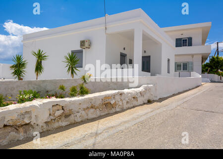 MILOS, GRÈCE - 18 mai 2017 : Maison traditionnelle grecque à Pollonia village. Île de Milos, en Grèce. Banque D'Images