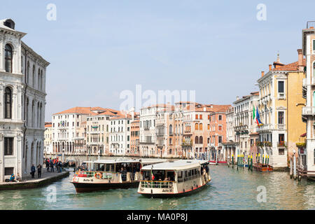 Deux bateaux-bus vaporetto ACTV (bus) de l'eau passant dans le Grand Canal, le Cannaregio, Venise, Vénétie, Italie rempli de touristes en utilisant la fonction trans Banque D'Images