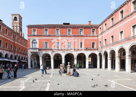 Campo San Giacomo di Rialto, Rialto, San Polo, Venise, Vénétie, Italie avec la statue de Il Gobbo di Rialto à l'arrière et les personnes bénéficiant de l'printemps Banque D'Images