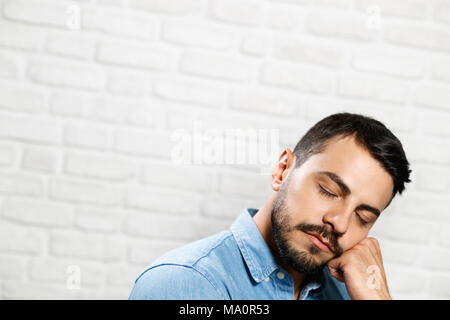Portrait of man looking at camera. L'homme italien fatigué les bâillements et faire les gestes de la main pour l'idée de dormir. Banque D'Images