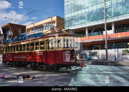 Le Tram passant le séisme a endommagé la cathédrale de Christchurch, Christchurch, Nouvelle-Zélande Banque D'Images