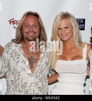 Vince Neil et Lia Neil arrivant à Vince Neil's 'FEELGOODS Bar et Grill' Opening Party rand à Las Vegas, Nevada le 2 août 2009. © RDKabik MediaPunch /****** EXCLUSIF Banque D'Images