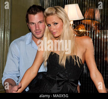 Doug Reinhardt Paris Hilton et Doug Reinhardt photographié à la fête d'anniversaire de Paris Hilton avec corps en anglais discothèque dans le Hard Rock Hotel & Casino à Las Vegas, Nevada le 24 octobre 2009. © RDKabik MediaPunch /****** EXCLUSIF Banque D'Images