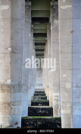 Les colonnes en béton de la face inférieure de la Tay Bridge road Banque D'Images