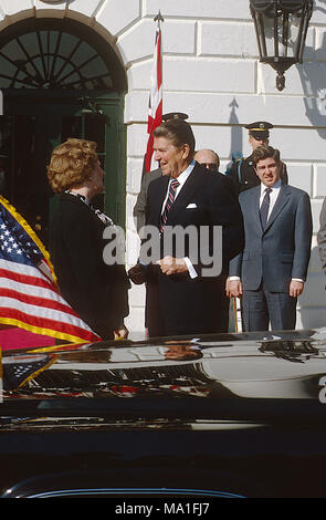 Washington DC., USA, le 20 février 1985, le président Ronald Reagan parle avec le premier ministre Margaret Thatcher alors qu'elle s'apprête à s'écarter de la Maison Blanche après une rencontre avec le Président Crédit : Mark Reinstein/MediaPunch Banque D'Images